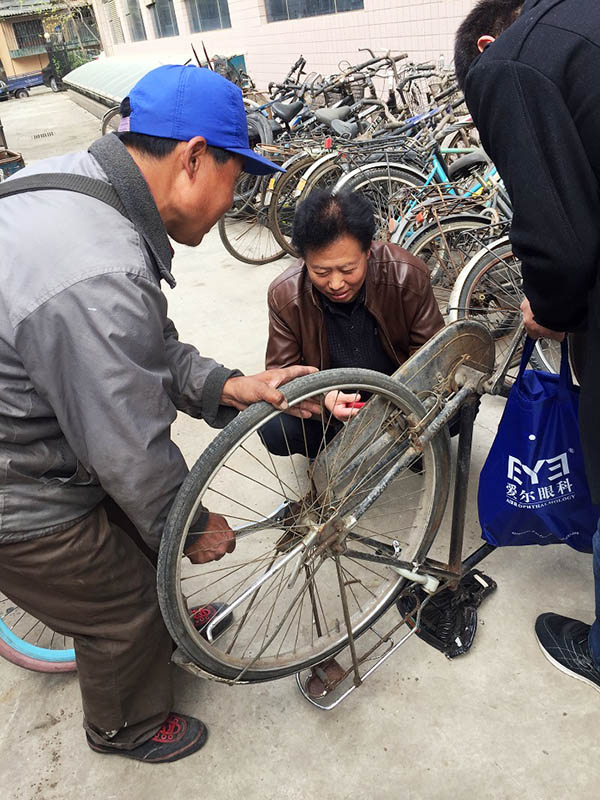 “僵尸自行车”抢修队正给单车做体检。