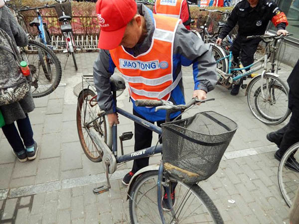 社区志愿者正回收“僵尸自行车”